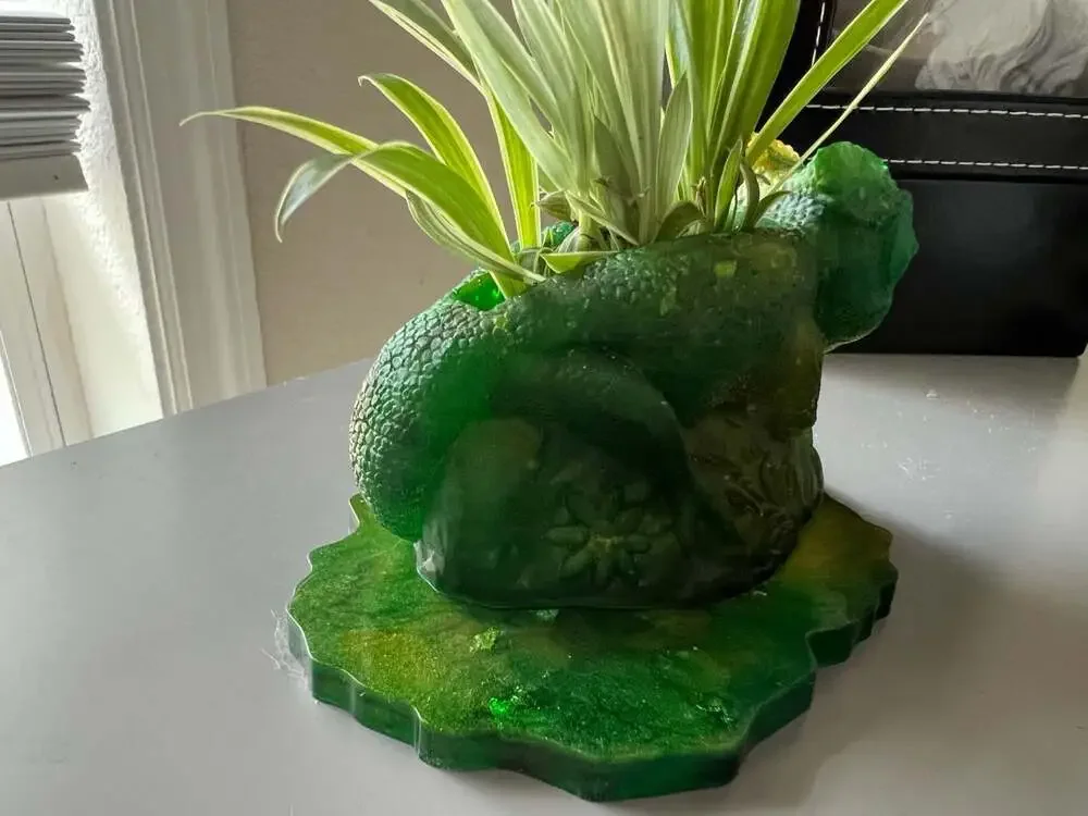 Green Chameleon Resin Planter Flower Pot with Matching Coaster